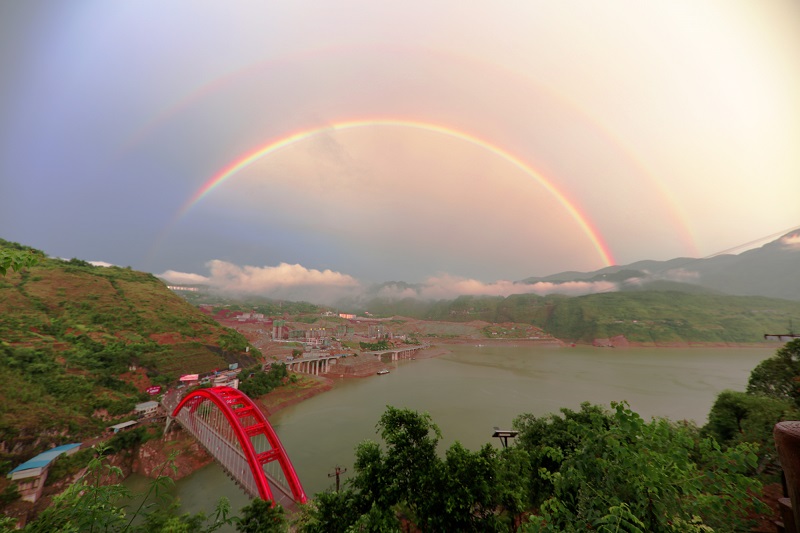 图8：大宁湖双彩虹恋红桥。2018年7月29日，摄于重庆市巫山小三峡龙门峡口。唐探峰