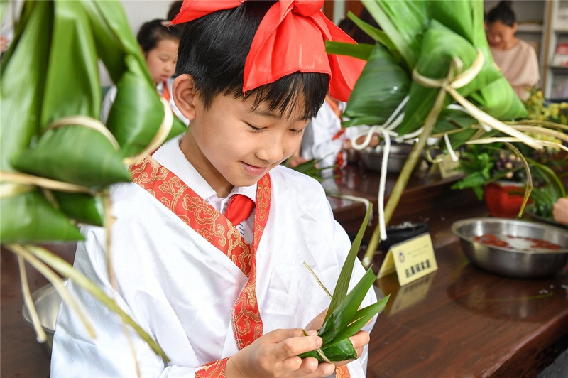 端午节包粽子