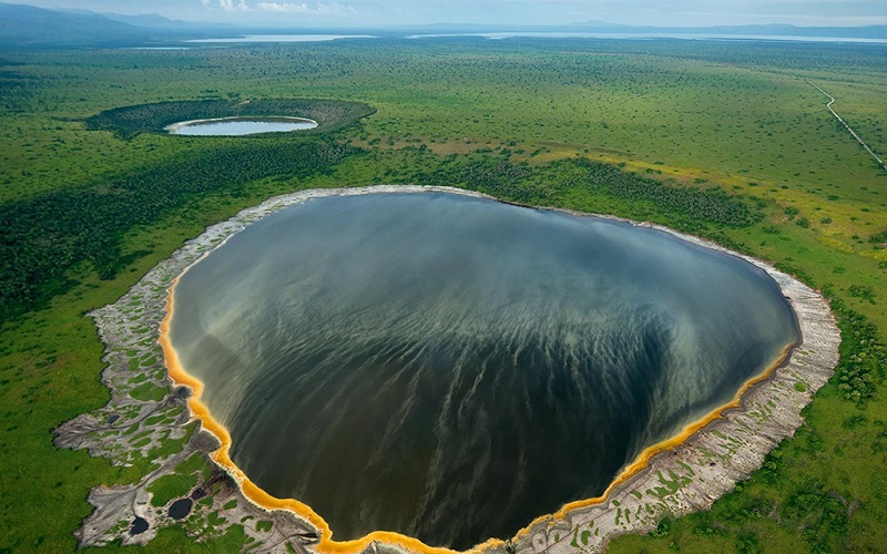乌干达艾伯丁裂谷火山湖鸟瞰