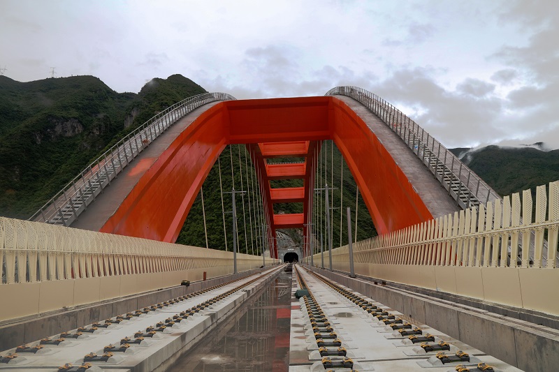 图6：高铁5A级景区小三峡双线大桥轨道基础已竣工。