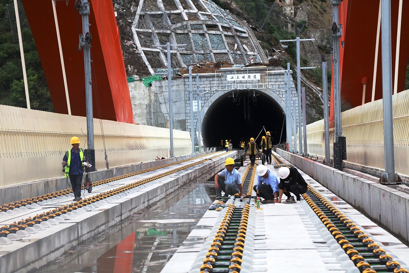 图7：郑万高铁小三峡隧道正在施工建设。