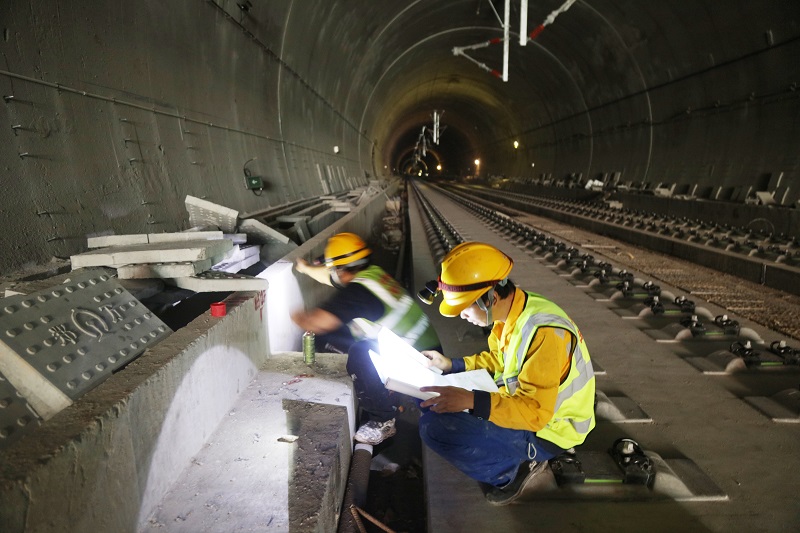 图8：郑万高铁小三峡隧道正在准备铺轨。