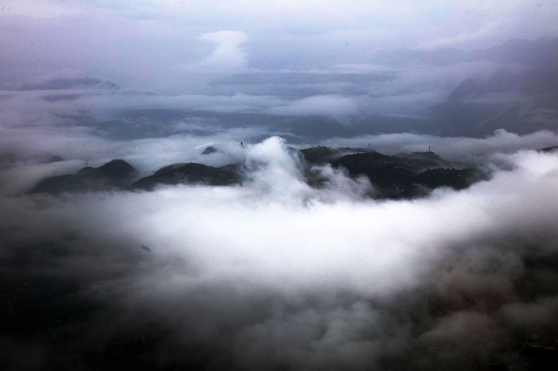 图2：云海群岛。2021年7月8日，摄于巫山凤凰台。唐探峰