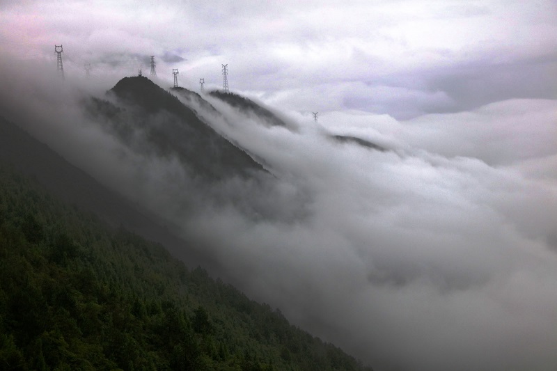 图5：云淹群峰。2021年7月8日，摄于巫山凤凰台。唐探峰