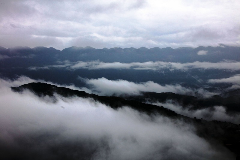 图7：云中群峦。2021年7月8日，摄于巫山凤凰台。唐探峰