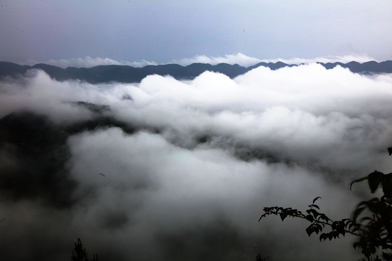 图11：云峦与山峦。2021年7月8日，摄于巫山凤凰台。唐探峰