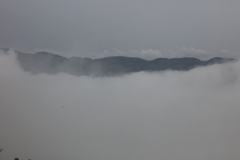 图14：蛟龙卧海。2021年7月8日，摄于巫山凤凰台。唐探峰