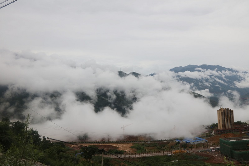 图16：云恋凤凰。2021年7月8日，摄于巫山凤凰台下。唐探峰