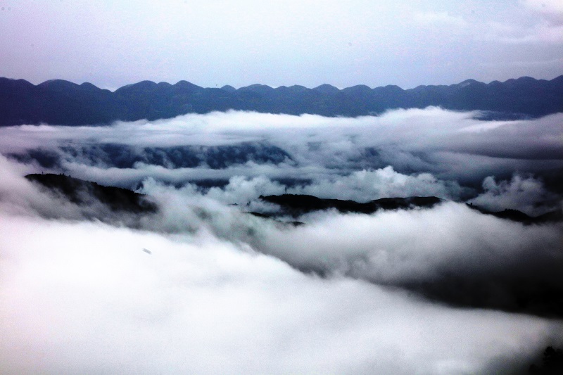 图3： 云海淹没长江。2021年7月8日，唐探峰摄于重庆巫山县巫峡镇。
