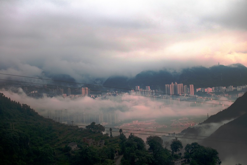 图5：三峡海市蜃楼。2021年7月12日，唐探峰摄于重庆巫山县山水县城。
