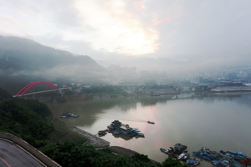 图9：大宁湖港口码头晨曦。2021年7月13日，唐探峰摄于重庆市巫山大宁河小三峡入口处。
