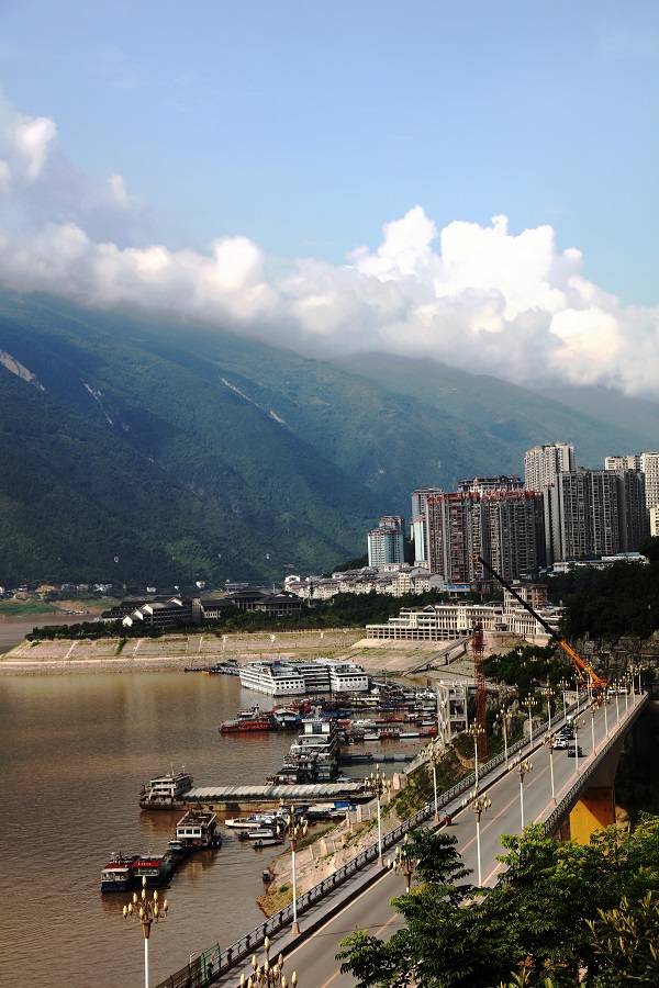 图2：7月18日，重庆巫山港口旅游码头游轮观景赏云。唐探峰摄