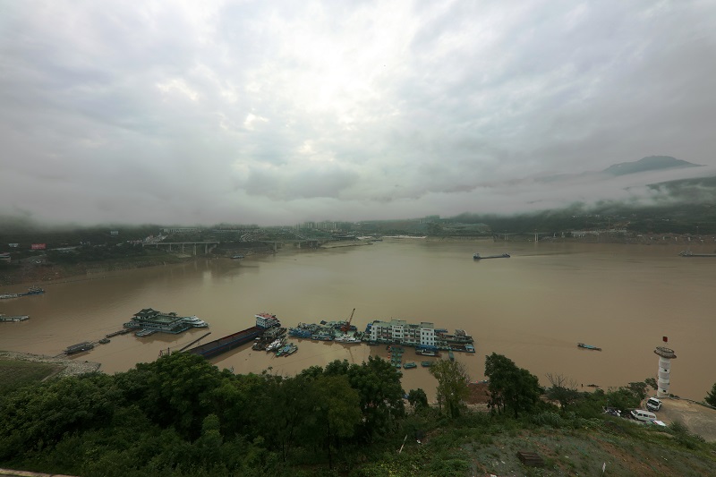 图1：7月20日，云雾缭绕高峡平湖。唐探峰摄于重庆巫山大宁湖。