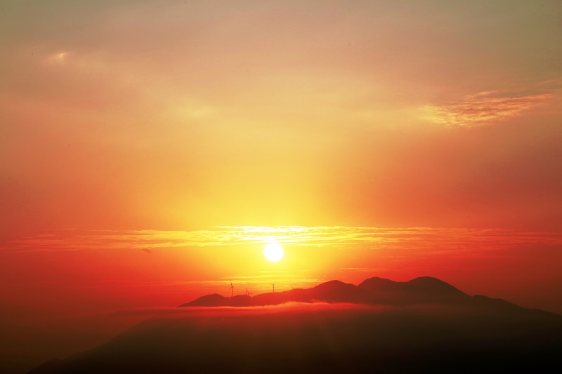 图4：日出东方满天朝辉。2021年7月29日，摄于巫山神女峰景区。唐探峰