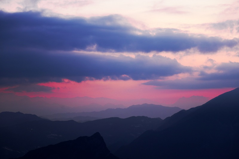 图7：彩云恋朝霞如壮画。2021年7月30日，摄于巫山巫峡。唐探峰