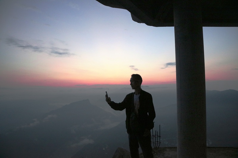 图10：游客赏美景拍朝霞。2021年7月29日，摄于巫山望天坪乡村旅游景区。唐探峰