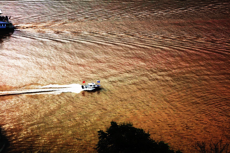 图7：日前，巫山港航海事现场监管维护航道安全秩序。摄于巫山大宁湖。唐探峰