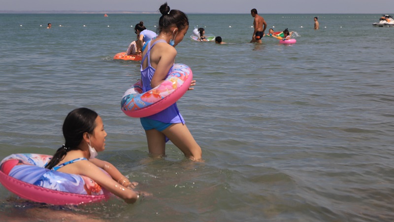2021年8月4日游客正在位于新疆阿勒泰地区福海县境内的乌伦古湖海滨景区游玩 (6)