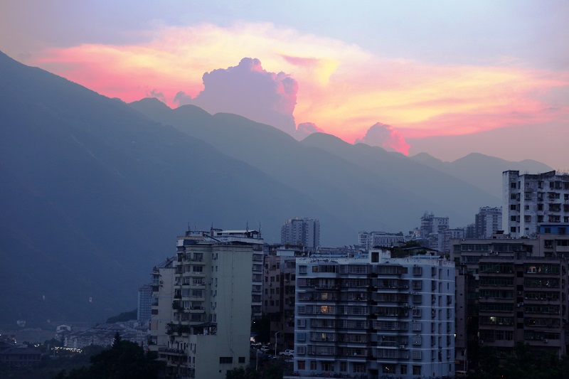 图1：巫山县城晚霞“海市蜃楼”。2021年8月2日20时，摄于重庆巫山县城。唐探峰