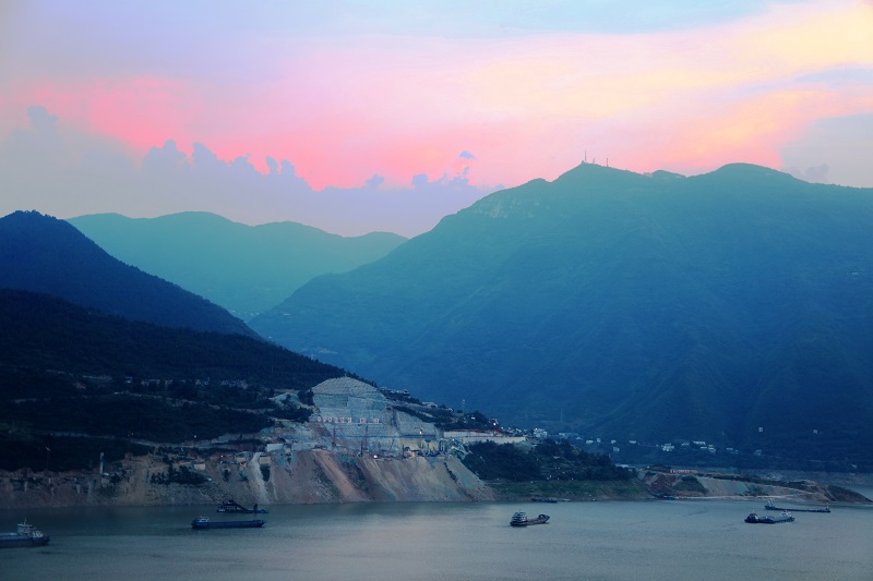 图3：巫山大宁湖港区晚唱。2021年8月2日20时，摄于重庆巫山大宁湖。唐探峰