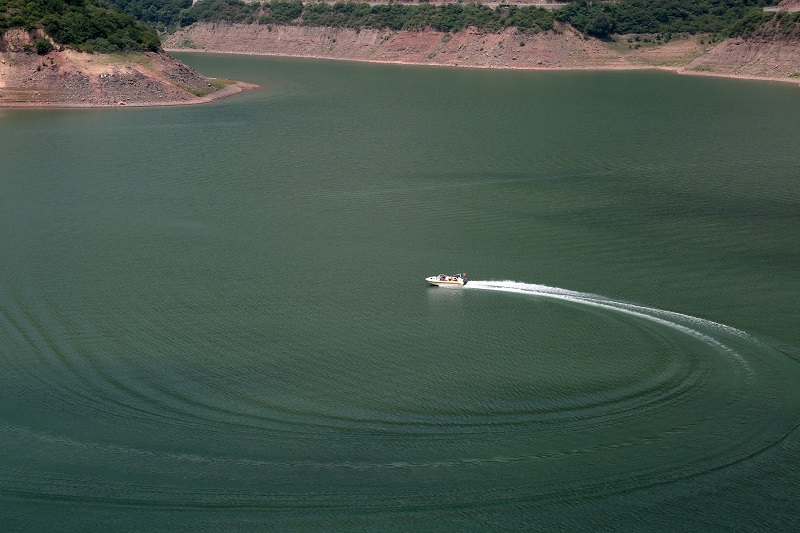 11——游人乘坐游艇在弹筝湖游玩。