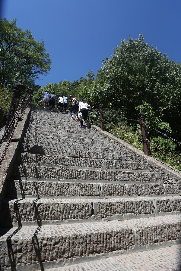 12——游客在崆峒山上登山游玩。
