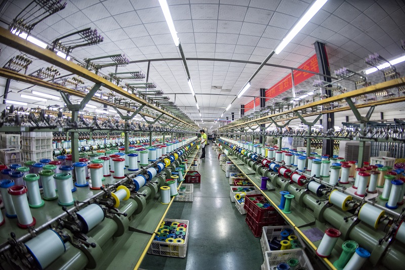 2、2021年8月16日，在广西蒙山县丝绸产业园区五丰丝绸有限公司丝绸车间内，工人们正在赶制真丝绸产品订单。