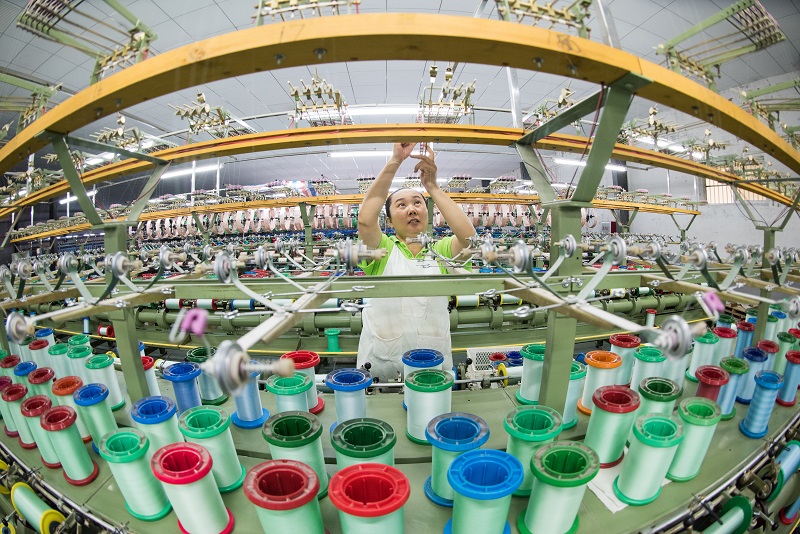 4、2021年8月16日，在广西蒙山县丝绸产业园区五丰丝绸有限公司丝绸车间内，工人们正在赶制真丝绸产品订单。