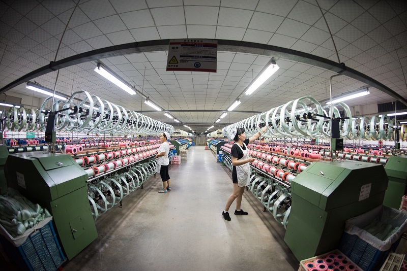 8、2021年8月16日，在广西蒙山县丝绸产业园区广西华虹蚕丝股份有限公司丝绸车间内，工人们正在赶制真丝绸产品订单。