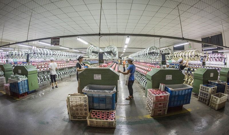 9、2021年8月16日，在广西蒙山县丝绸产业园区广西华虹蚕丝股份有限公司丝绸车间内，工人们正在赶制真丝绸产品订单。