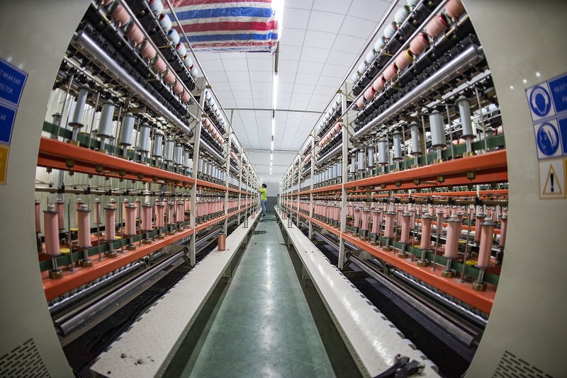 11、2021年8月16日，在广西蒙山县丝绸产业园区五丰丝绸有限公司丝绸车间内，工人们正在赶制真丝绸产品订单。