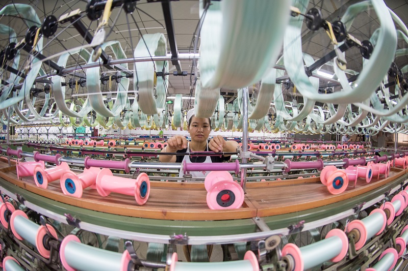 16、2021年8月16日，在广西蒙山县丝绸产业园区广西华虹蚕丝股份有限公司丝绸车间内，工人们正在赶制真丝绸产品订单。