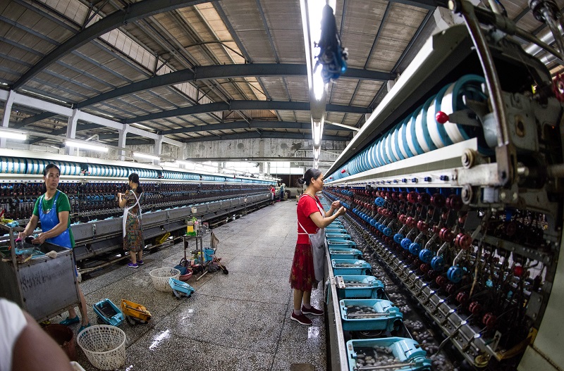17、2021年8月16日，在广西蒙山县丝绸产业园区广西华虹蚕丝股份有限公司丝绸车间内，工人们正在赶制真丝绸产品订单。