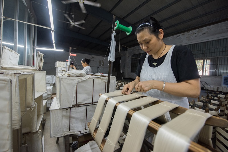 19、2021年8月16日，在广西蒙山县丝绸产业园区广西华虹蚕丝股份有限公司丝绸车间内，工人们正在赶制真丝绸产品订单。