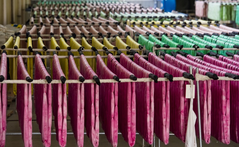 19、2021年8月16日，在广西蒙山县丝绸产业园区五丰丝绸有限公司凉晒的真丝绸产品。