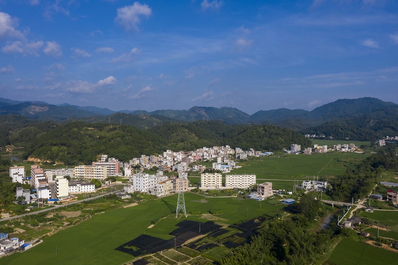 19、2021年8月22日，广西梧州市龙圩区广平镇青山、农田、河流、蓝天、白云以及村庄构成一幅绿色画卷。