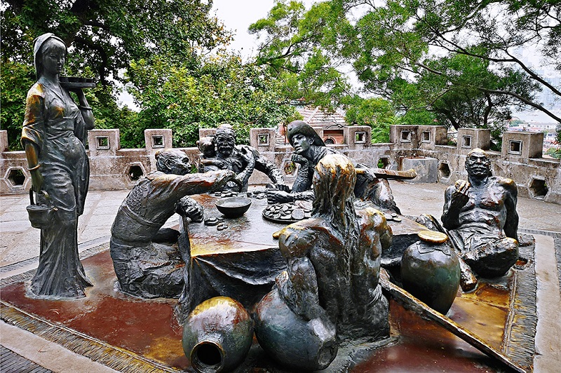 群雕表现的正是厦门最著名的非物质文化遗产：博饼