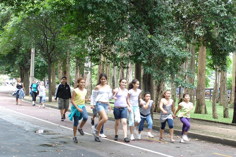 公园中跑步的孩子们