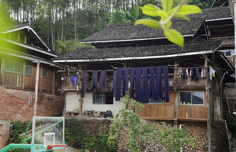2021年8月25日，在从江县西山镇拱孖村各村民屋檐下，正晾晒着侗布。