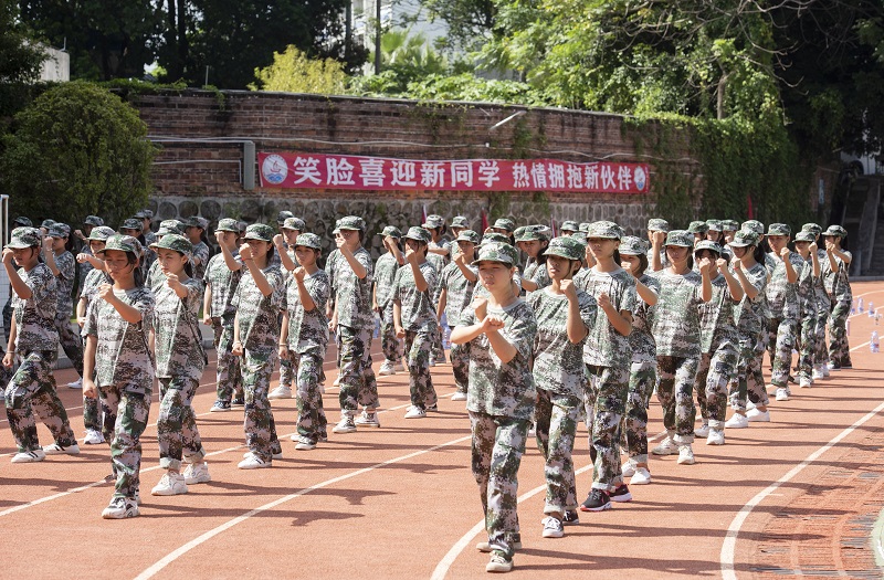 8、2021年8月28日，广西梧州商贸学校2021级2200多名学生正在学校操场上开展为期一周的军训。（何华文）