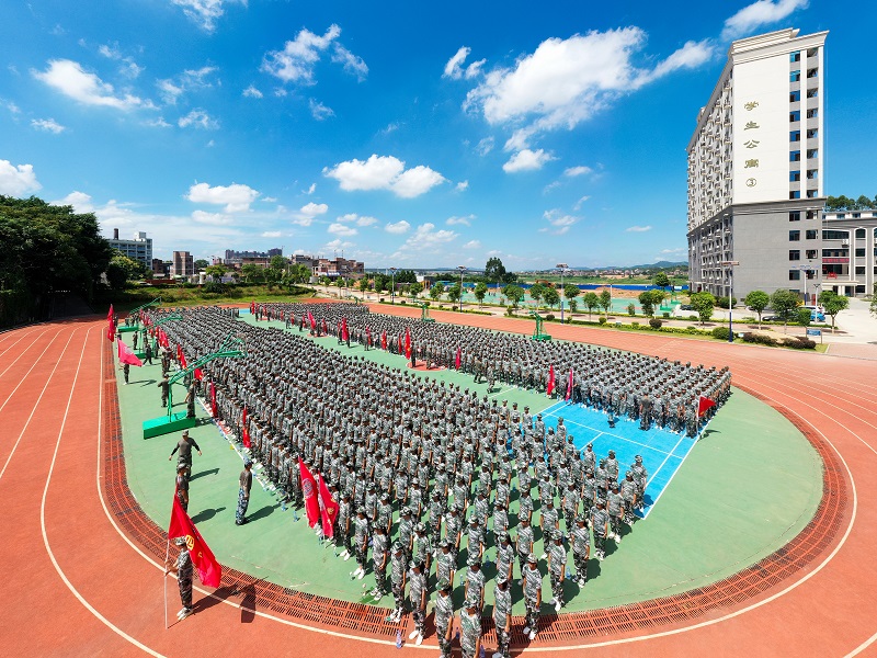 10、2021年8月28日，无人机航拍广西梧州商贸学校2021级2200多名学生正在操场军训。（何华文）