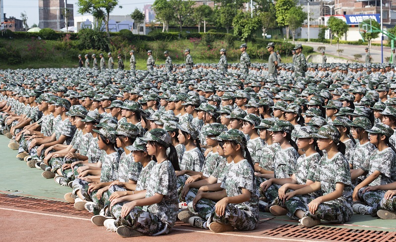 2021年9月1日，在广西梧州商贸学校操场上新生们在认真聆听国防形势教育课。
