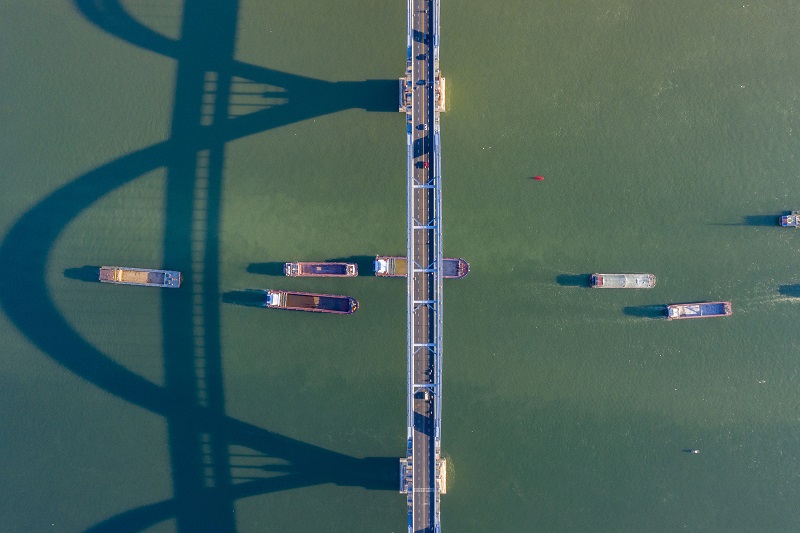 2021年9月4日，航拍广西梧州市高旺大桥上层桥面正式开放交通，大桥与西江黄金水道过往船只相映成趣，构成一幅美丽画卷。 - 副本