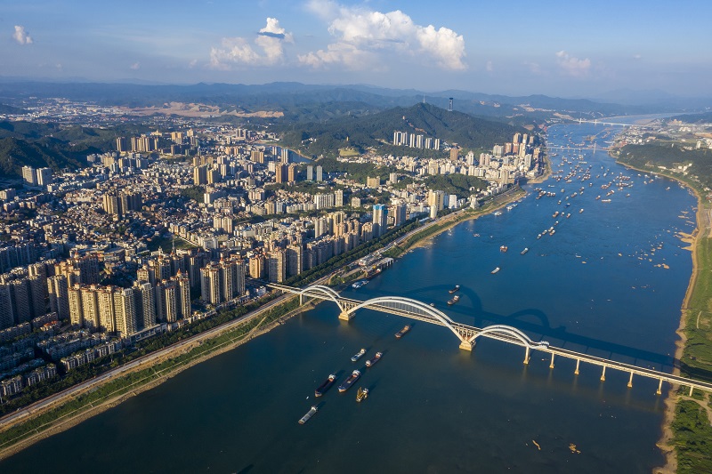 2021年9月4日，航拍广西梧州市高旺大桥上层桥面正式开放交通，大桥与西江黄金水道过往船只相映成趣，构成一幅美丽画卷。2 - 副本