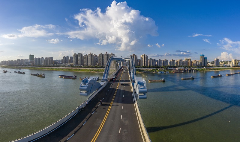 2021年9月4日，航拍广西梧州市高旺大桥上层桥面正式开放交通。2