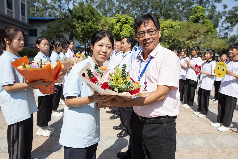 9月9日，广西梧州商贸学校的新生把漂亮的鲜花送给老师，表达对老师的尊敬、爱戴和感谢。