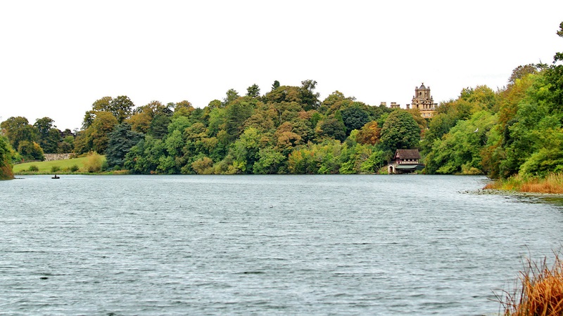 布伦海姆宫的湖景