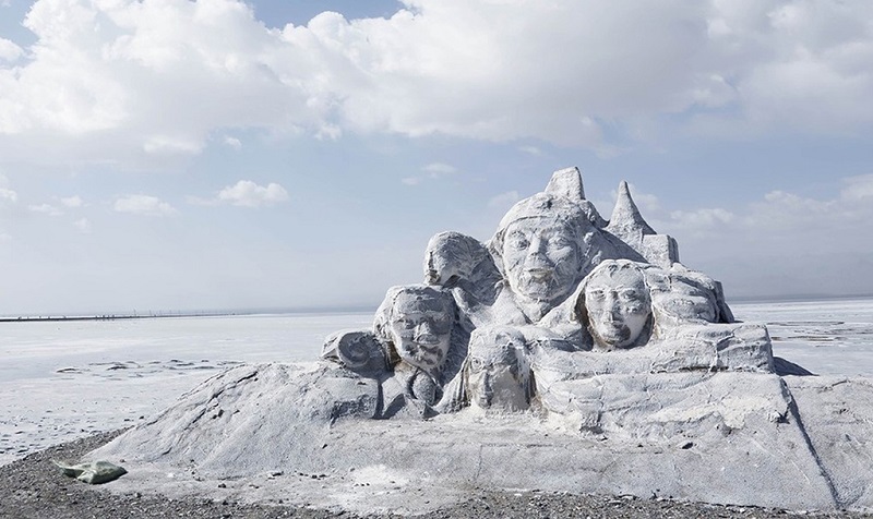 察尔汗盐湖之畔的盐雕作品