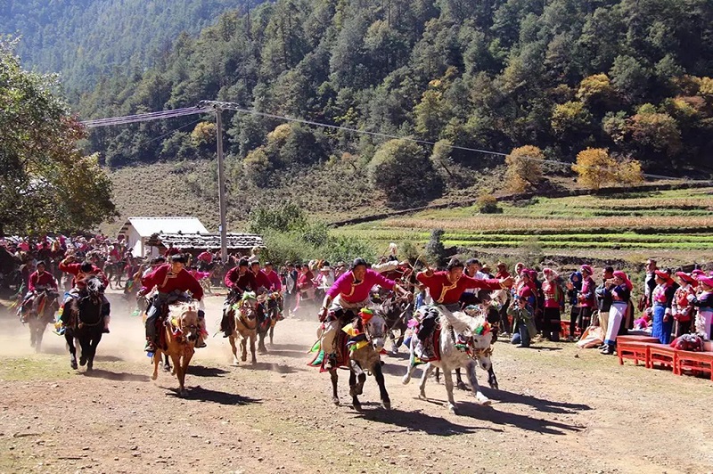 尼汝藏人的祭山跑马节