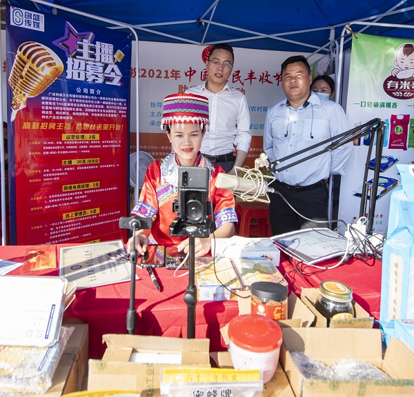1、2021年9月23日，广西梧州市在龙圩区苍海新区举办庆祝中国农民丰收节系列活动。图为现场直播带货产品展销。